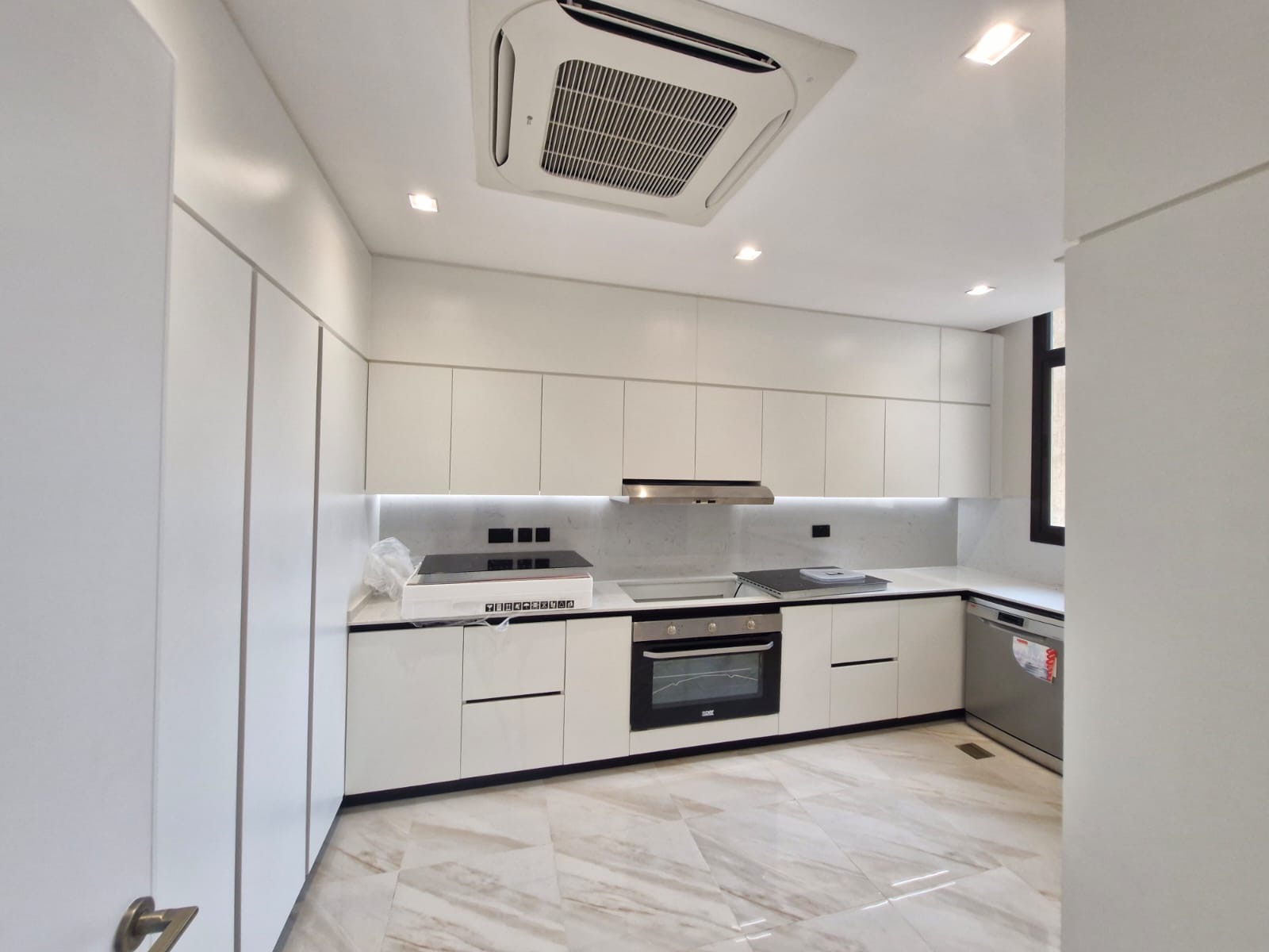 **Modern Luxury Villa for Rent in "Etual Roshan" Project – Signed by Elie Saab** 🏡✨  